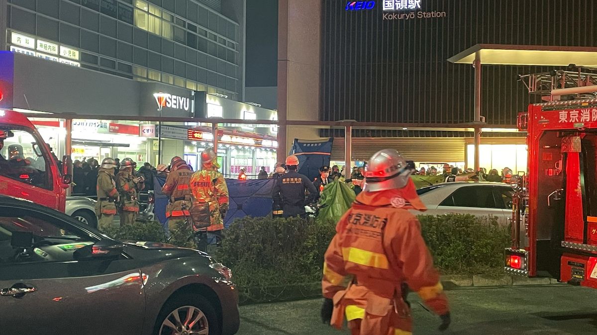 Muž s nožem útočil ve vlaku v Tokiu, zranění utrpělo 17 lidí